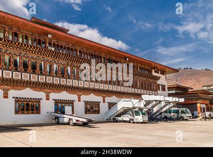 Paro/ Bhutan - 26. Februar 2016: Das Gebäude des Flughafens Paro in der traditionellen architektur bhutans in Bhutan/ Es ist eines der schwierigsten Stockfoto
