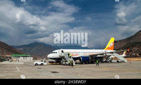 Paro/ Bhutan - 26. Februar 2016: Drukair – Royal Bhutan Airlines Flugzeug Airbus A319 in Paro Airport, einem der anspruchsvollsten Flughafen, nur f Stockfoto