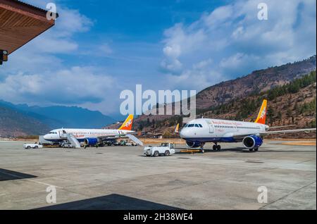 Paro/ Bhutan - 26. Februar 2016: Drukair €“ Royal Bhutan Airlines Flugzeug Airbus A319 in Paro Airport, einem der anspruchsvollsten Flughafen, nur fe Stockfoto