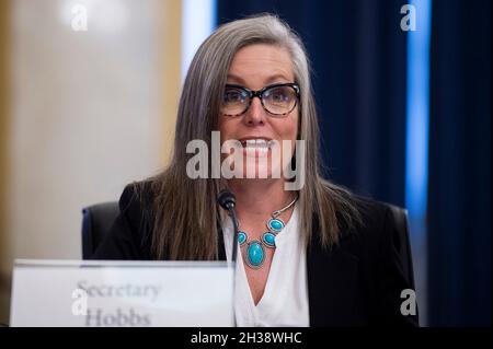 Washington, Vereinigte Staaten. Oktober 2021. Katie Hobbs, Außenministerin des Arizona Department of State, erscheint am Dienstag, den 26. Oktober 2021, im Russell Senate Office Building in Washington, DC, vor einem Senatsausschuss für Regeln und Verwaltung zu einer Anhörung zur Untersuchung aufkommender Bedrohungen der Wahlverwaltung. Kredit: Rod Lampey/CNP/dpa/Alamy Live Nachrichten Stockfoto