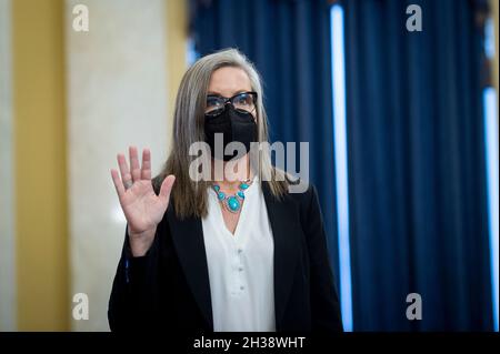 Washington, Vereinigte Staaten. Oktober 2021. Katie Hobbs, Außenministerin des Arizona Department of State, ist vereidigt, da sie am Dienstag, den 26. Oktober 2021, im Russell Senate Office Building in Washington, DC, vor einem Senatsausschuss für Regeln und Verwaltung zu einer Anhörung zur Untersuchung aufkommender Bedrohungen der Wahlverwaltung erscheint. Kredit: Rod Lampey/CNP/dpa/Alamy Live Nachrichten Stockfoto