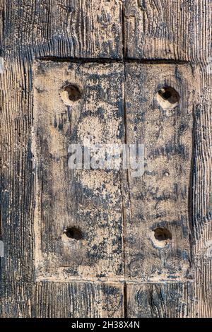 Vertikale Aufnahme der verwitterten Holzoberfläche für Tapeten und Hintergrund. Stockfoto