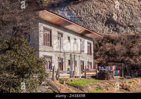 Typisches ländliches Haus in Bhutan Stockfoto