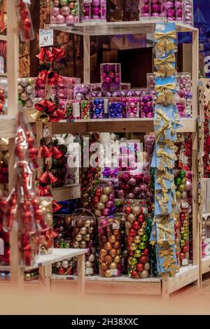 Ternopil, Ukraine - November 16, 2019: Weihnachten Spielzeug auf dem Weihnachtsbaum. Neues Jahr Dekoration. Dekorierte Schaufenster. Stockfoto