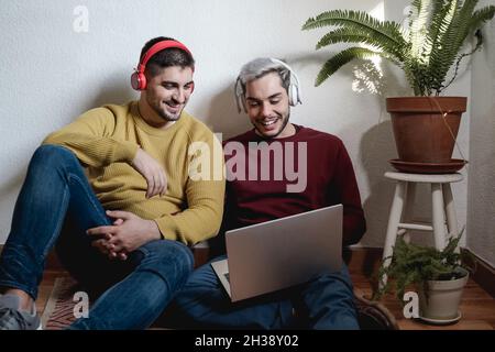 LGBT Homosexuell Paar Spaß mit Laptop-Computer zu Hause - Fokus auf rechts männliche Gesicht Stockfoto