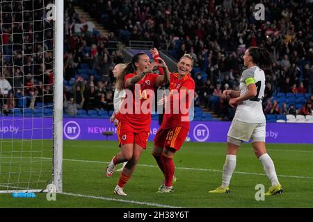 Natasha Harding feiert mit Jess Fishlock einen Torreigen für Wales gegen Estland Stockfoto