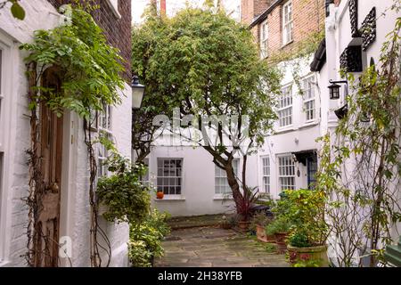 LONDON, Großbritannien - 26. Oktober 2021: Hampstead ist ein Stadtteil im Norden Londons, der voller georgianischer Gebäude und charmanter Gassen liegt Stockfoto