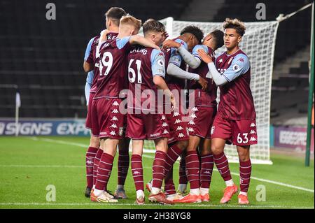 Aston Villa Spieler feiern das 4. Tor beim EFL Pappa Johns Trophy Southern Group CL Spiel zwischen Milton Keynes Dons und Aston Villa U23 im Stadium MK -England. Kevin Hodgson/SPP Stockfoto