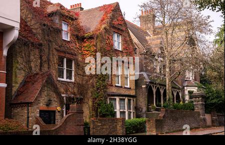 LONDON, Großbritannien - 26. Oktober 2021: Hampstead ist ein Stadtteil im Norden Londons, der voller georgianischer Gebäude und charmanter Gassen liegt Stockfoto