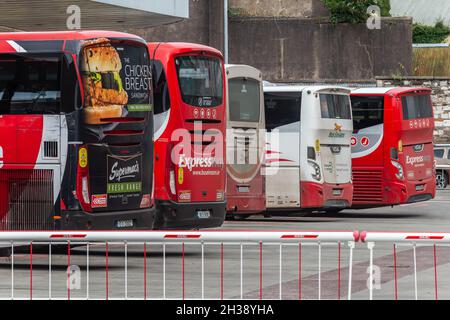 Bus Éireann Busse parkten am Busbahnhof Parnell Place, Cork, Irland. Stockfoto