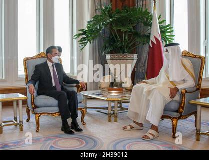 Doha, Katar. Oktober 2021. Der katarische Emir Sheikh Tamim bin Hamad Al Thani (R) trifft sich am 26. Oktober 2021 in Doha, Katar, mit dem chinesischen Staatsrat und Außenminister Wang Yi. Quelle: Yang Yuanyong/Xinhua/Alamy Live News Stockfoto