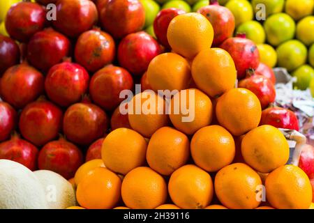 Obststand präzise in Pyramidenform auf dem Devaraja-Markt in Mysore, Karnataka, Indien Stockfoto