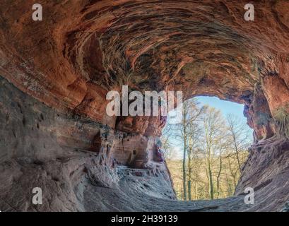 Genoveva Höhle in roter Sandsteinformation in der Eifel bei Trier, Deutschland Stockfoto