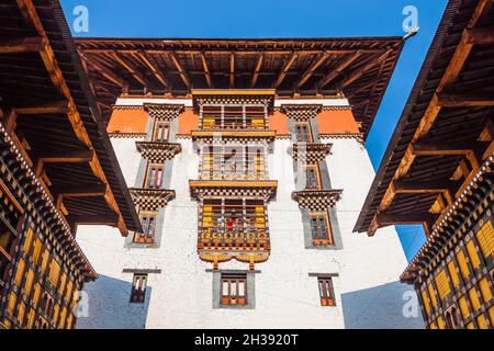 Schönes traditionelles Gebäude im Innenhof des Dzong in Bhutan Stockfoto