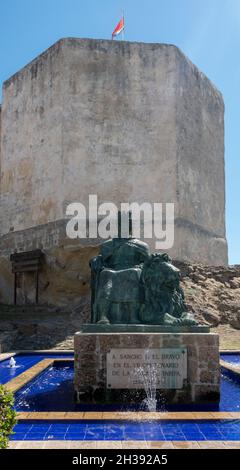 Bronzestatue von Sancho IV El Bravo, vor dem Castillo de Guzman el Xeno. Stockfoto