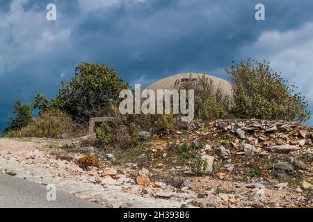 Nahaufnahme eines der unzähligen Militärbunker im Süden Albaniens Stockfoto