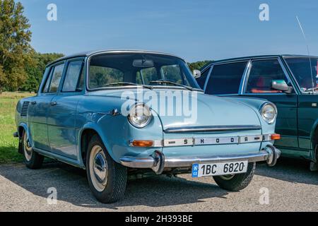 MIKULCICE, TSCHECHISCHE REPUBLIK - 03. Oktober 2021: Ein Skoda 1000 MB. PKW der unteren Mittelklasse, hergestellt vom tschechoslowakischen Automobilhersteller AZNP. Stockfoto