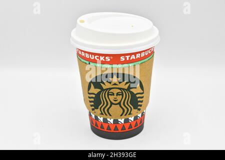 Weihnachtskonzept von Starbucks Pappbecher, isoliert auf weißem Hintergrund, Istanbul Türkei, 27. dezember 2020 Stockfoto