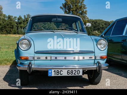 MIKULCICE, TSCHECHISCHE REPUBLIK - 03. Oktober 2021: Ein Skoda 1000 MB. PKW der unteren Mittelklasse, hergestellt vom tschechoslowakischen Automobilhersteller AZNP. Stockfoto