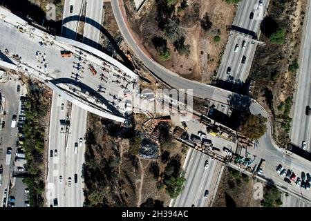 Los Angeles, Kalifornien, USA. Oktober 2021. Eine Luftaufnahme des Baus der Sixth Street Viaduct Bridge, dienstags, 26. Oktober 2021 in Los Angeles, CA. (Bild: © Ringo Chiu/ZUMA Press Wire) Stockfoto