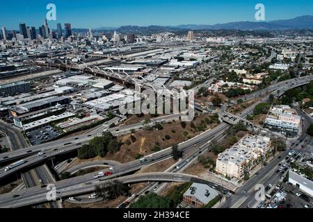 Los Angeles, Kalifornien, USA. Oktober 2021. Eine Luftaufnahme des Baus der Sixth Street Viaduct Bridge, dienstags, 26. Oktober 2021 in Los Angeles, CA. (Bild: © Ringo Chiu/ZUMA Press Wire) Stockfoto