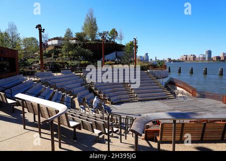 Das Amphitheater von Little Island am Pier 55 mit Hudson River und Jersey City in New Jersey im Hintergrund.Manhattan.New York City.USA Stockfoto