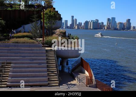 Das Amphitheater von Little Island am Pier 55 mit Hudson River und Jersey City in New Jersey im Hintergrund.Manhattan.New York City.USA Stockfoto