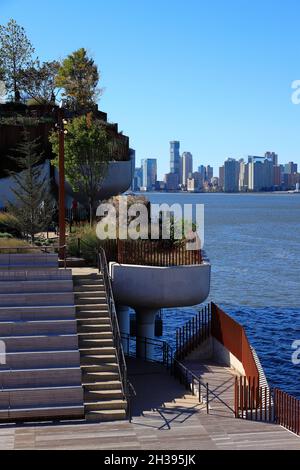 Das Amphitheater von Little Island am Pier 55 mit Hudson River und Jersey City in New Jersey im Hintergrund.Manhattan.New York City.USA Stockfoto