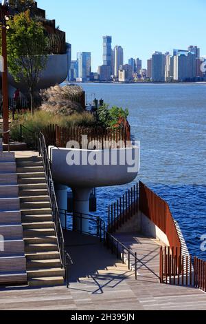 Das Amphitheater von Little Island am Pier 55 mit Hudson River und Jersey City in New Jersey im Hintergrund.Manhattan.New York City.USA Stockfoto