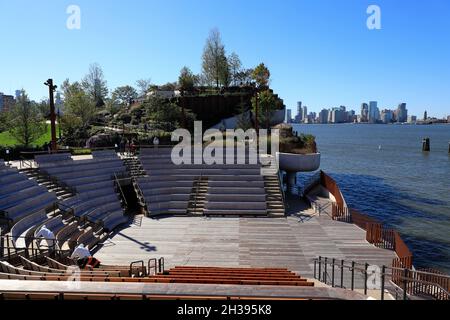 Das Amphitheater von Little Island am Pier 55 mit Hudson River und Jersey City in New Jersey im Hintergrund.Manhattan.New York City.USA Stockfoto