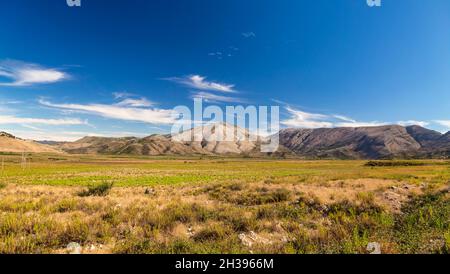 Landschaft von Südalbanien Hügel und Berge im Herbst an sonnigen Tagen. Vlora Bezirk, nicht weit von Saranda. Albanische Balkanlandschaft. Stockfoto