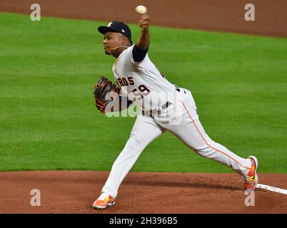 Houston, Usa. Oktober 2021. Houston Astros startet Pitcher Framber Valdez wirft im ersten Inning von Spiel eins gegen die Atlanta Braves in der MLB World Series im Minute Maid Park in Houston, Texas am Dienstag, 26. Oktober 2021. Foto von Maria Lysaker/UPI. Kredit: UPI/Alamy Live Nachrichten Stockfoto