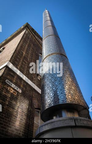 Brick Lane Moschee im Osten Londons, mit seinem großen Metall-Minarett Stockfoto