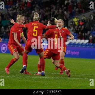 Cardiff, Wales, 26, October, 2021,Sophie ingle (Wales) Rhiannon Roberts (Wales) Angharad James (Wales) Ceri Holland (Wales) im Einsatz, während Wales gegen Estland, FIFA Frauen-WM-Qualifikation 2023, Credit:, Graham Glendinning,/ Alamy Live News Stockfoto