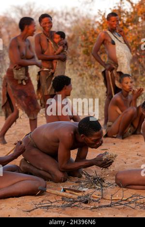 Buschmann, die auf dem primitiven Weg in Grashoek, Namibia, Feuer machen Stockfoto