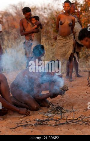 Buschmann, die auf dem primitiven Weg in Grashoek, Namibia, Feuer machen Stockfoto