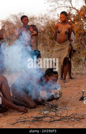 Buschmann, die auf dem primitiven Weg in Grashoek, Namibia, Feuer machen Stockfoto