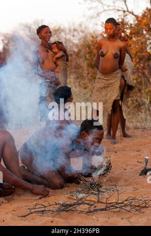 Buschmann, die auf dem primitiven Weg in Grashoek, Namibia, Feuer machen Stockfoto