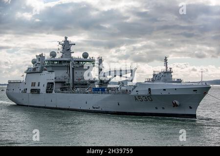 Der Royal Norwegian Navy Replenishment Tanker HNoMS Maud (A530) ist am 22. Oktober 2021 zum ersten Mal in Portsmouth Naval Base, Großbritannien, unterwegs. Stockfoto