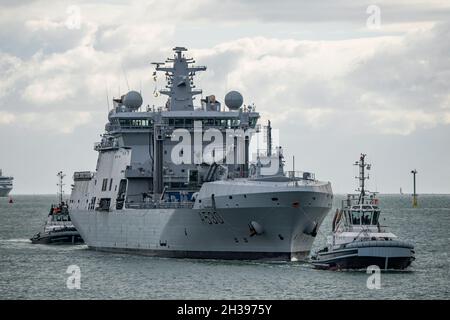 Der Royal Norwegian Navy Replenishment Tanker HNoMS Maud (A530) ist am 22. Oktober 2021 zum ersten Mal in Portsmouth Naval Base, Großbritannien, unterwegs. Stockfoto