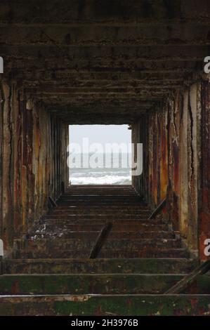 Pier von innen, der die quadratische Architektur zeigt. Stockfoto