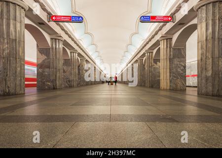 Sankt Petersburg, Russland - 05. Oktober 2021: Innenansicht der U-Bahn-Station. Stockfoto