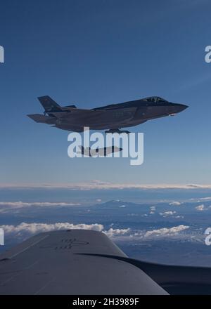 F-35As von der Hill Air Force Base, Utah, fliegen neben einem KC-135R Stratotanker während des Luftbetankungseinsätzen über Utah am 26. Oktober 2021. Der Flug war Teil des Employer Support of the Guard and Reserve (ESGR)-Programms, einem DOD-Programm zur Förderung der Zusammenarbeit und des Verständnisses zwischen den Mitgliedern des Guard & Reserve-Dienstes und ihren Arbeitgebern. Zivile Arbeitgeber konnten den Luftbetankungseinsatz beobachten und erhielten Einweisungen zu den verschiedenen Missionen der Utah Air National Guard. (USA Foto der Air National Guard von Meister Sgt. John Winn) Stockfoto