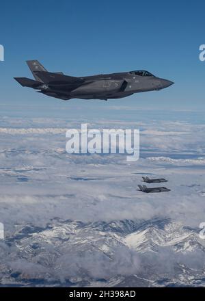 F-35As von der Hill Air Force Base, Utah, fliegen neben einem KC-135R Stratotanker während des Luftbetankungseinsätzen über Utah am 26. Oktober 2021. Der Flug war Teil des Employer Support of the Guard and Reserve (ESGR)-Programms, einem DOD-Programm zur Förderung der Zusammenarbeit und des Verständnisses zwischen den Mitgliedern des Guard & Reserve-Dienstes und ihren Arbeitgebern. Zivile Arbeitgeber konnten den Luftbetankungseinsatz beobachten und erhielten Einweisungen zu den verschiedenen Missionen der Utah Air National Guard. (USA Foto der Air National Guard von Meister Sgt. John Winn) Stockfoto