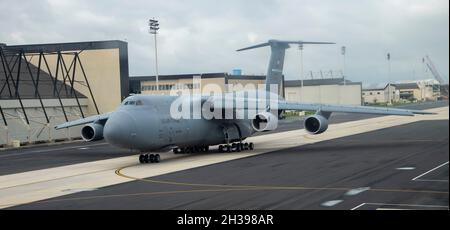 Ein C-5M Super Galaxy nimmt Taxis am Dover Air Force Base, Delaware, 26. Oktober 2021. Die C-5M Super Galaxy ist ein strategisches Transportflugzeug und das größte Flugzeug im Bestand der Luftwaffe. (USA Air Force Foto von Tech. Sgt. Nicole Leidholm) Stockfoto