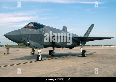 F-35 der 62. Jagdgeschwader besuchen die Joint Base San Antonio-Lackland, 21. Oktober 2021. F-35 Lightning II-Flugzeuge reisten für einen zweiwöchigen Aufenthalt nach JBSA-Lackland, um mit mehreren verschiedenen Flugzeugen aus der Umgebung zu trainieren und zu fliegen, darunter die F-16-Viper des 149th Fighter Wing. (Foto der Air National Guard von Staff Sgt. Ryan Mancuso) Stockfoto