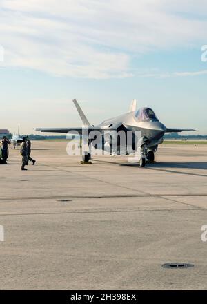 F-35 der 62. Jagdgeschwader besuchen die Joint Base San Antonio-Lackland, 21. Oktober 2021. F-35 Lightning II-Flugzeuge reisten für einen zweiwöchigen Aufenthalt nach JBSA-Lackland, um mit mehreren verschiedenen Flugzeugen aus der Umgebung zu trainieren und zu fliegen, darunter die F-16-Viper des 149th Fighter Wing. (Foto der Air National Guard von Staff Sgt. Ryan Mancuso) Stockfoto