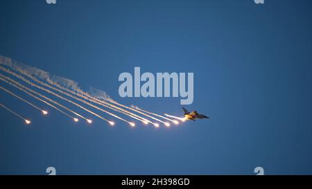 Eurofighter Typhoon der italienischen Luftwaffe (Aeronautica Militare) setzt Spreu- und Flackegegenmaßnahmen oberhalb der Udairi-Reichweite ein, Kuwait, 21. Oktober 2021. USAF JTACs, die zusammen mit dem 1. Bataillon des 194. Panzerregiments der US-Armee bei der 82. EASOS eingesetzt wurden, trainierten Beobachter der gemeinsamen Feuer, und die ITAF Task Group Typhoon praktizierte enge Luftunterstützung, förderte dauerhafte Partnerschaften und verbesserte seine entscheidende Kampfdominanz während einer Live-Feuer-Trainingsübung. (USA Foto der Luftwaffe von Staff Sgt. Ryan Brooks) Stockfoto