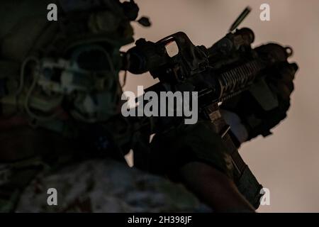 211021-M-ON629-2059 NAVAL SUPPORT ACTIVITY BAHRAIN (OKT 24, 2021) Marine, die der All Domain Reconnaissance Detachment, der 11. Marine Expeditionary Unit (MEU), zugewiesen ist, feuert während eines kleinen Waffenrandes bei der Naval Support Activity Bahrain, 24. Oktober, einen M4A1-Karabiner. Die 11. MEU wird im Einsatzgebiet der 5. US-Flotte zur Unterstützung von Marineoperationen eingesetzt, um die maritime Stabilität und Sicherheit in der Zentralregion zu gewährleisten und das Mittelmeer und den Pazifik durch den westlichen Indischen Ozean und drei strategische Engpässe zu verbinden. (USA Marine Corps Foto von Sgt. Seth Rosenberg/Freigegeben) Stockfoto