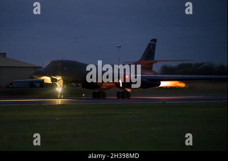 Ein B-1B Lancer, der dem 9. Expeditionary Bomb Squadron zugewiesen wurde, hebt am 23. Oktober 2021 von RAF Fairford, Großbritannien, ab. Die B-1-Besatzung führte eine Bomber Task Force Europe Mission Set durch, wo sie sich mit den Joint Terminal Attack Controllern der NATO-Koalition über Estland integrierte. (USA Luftwaffe Foto von Airman 1st Class Josiah Brown) Stockfoto